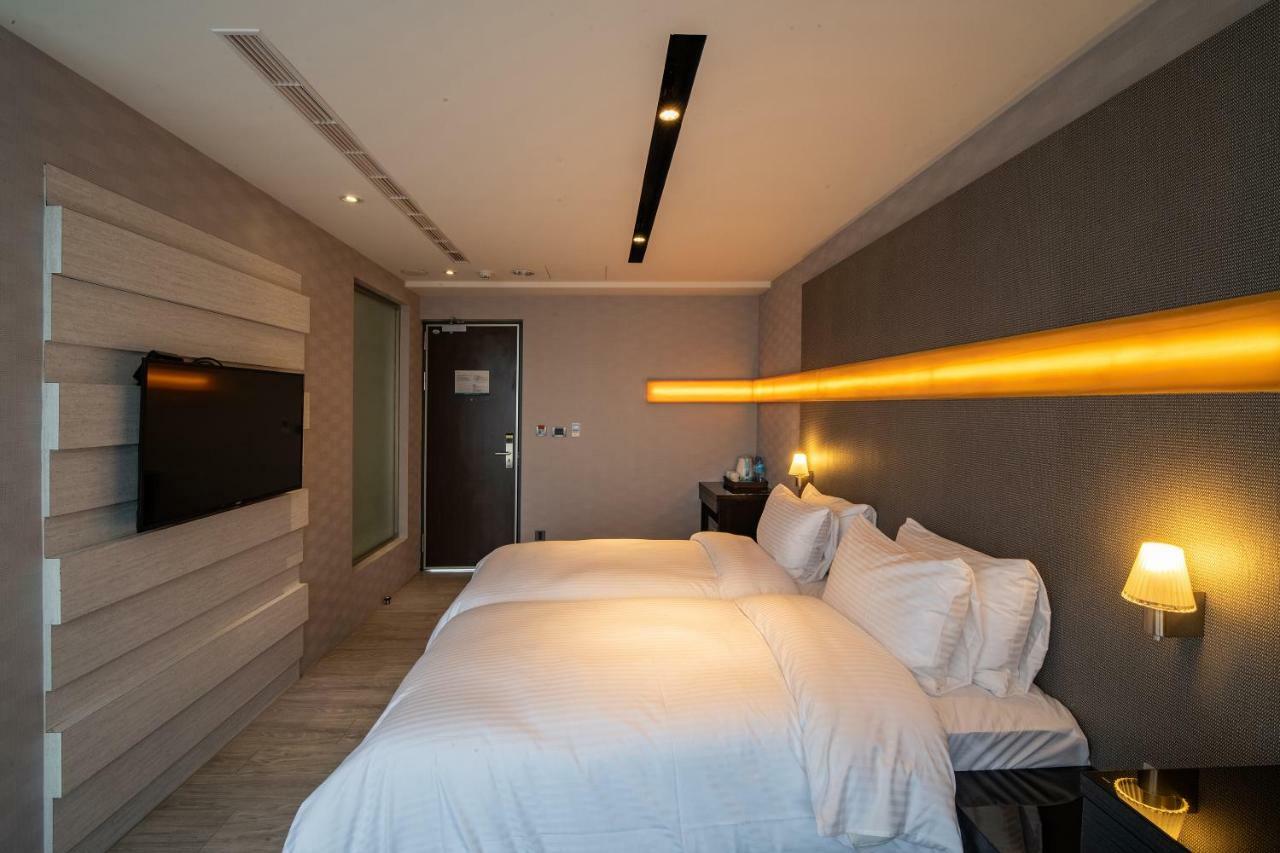 Fengjia Hotel Bell 타이중 외부 사진